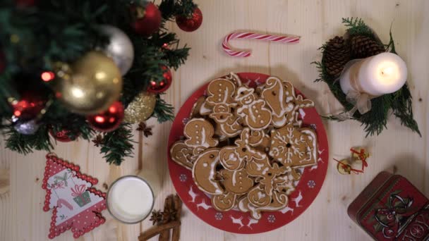 Die Lebkuchen Mit Der Hand Einem Glas Milch Erweichen — Stockvideo