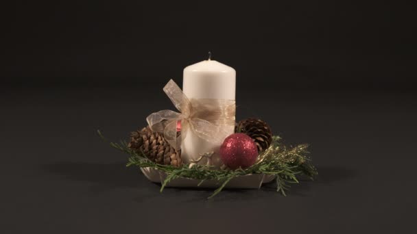 Decorazione Natalizia Con Candele Globi Pigne — Video Stock