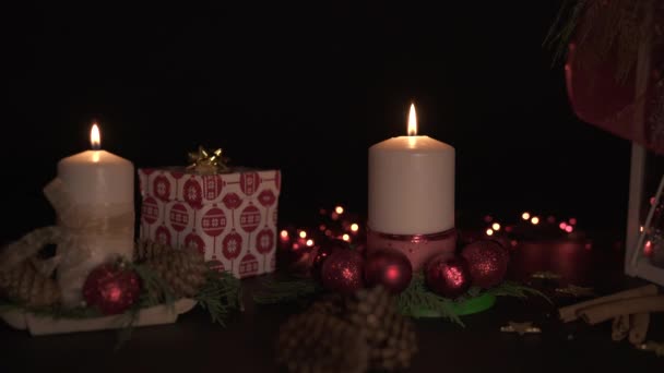 Χριστουγεννιάτικες Διακοσμήσεις Κεριά Σφαίρες Και Δώρο — Αρχείο Βίντεο