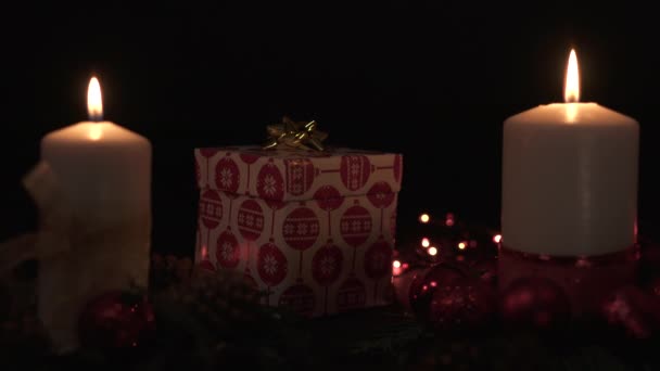 Χριστουγεννιάτικο Δώρο Και Δύο Κεριά Αναμμένα — Αρχείο Βίντεο
