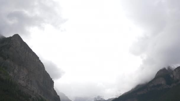 Γείρε Κάτω Από Βουνά Κοντά Στη Λίμνη Louise — Αρχείο Βίντεο
