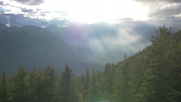 Güneş Işınları Bulutları Delip Geçiyor Banff Ulusal Parkı — Stok video