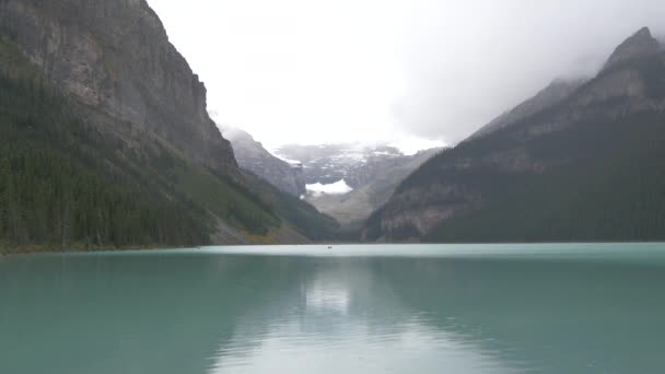 Lago Louise Rodeado Montañas Colinas — Vídeos de Stock