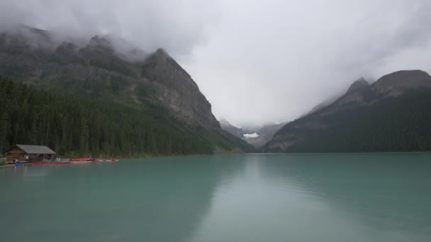 Louise Gölü Üzerindeki Sis Banff Ulusal Parkı — Stok video