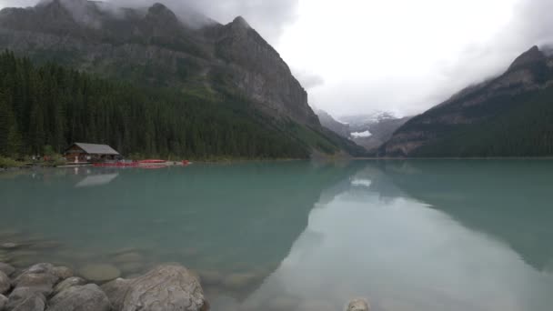 Pan Destra Del Lago Louise Circondato Montagne — Video Stock