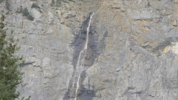 Водопад Скалистой Горной Стене — стоковое видео