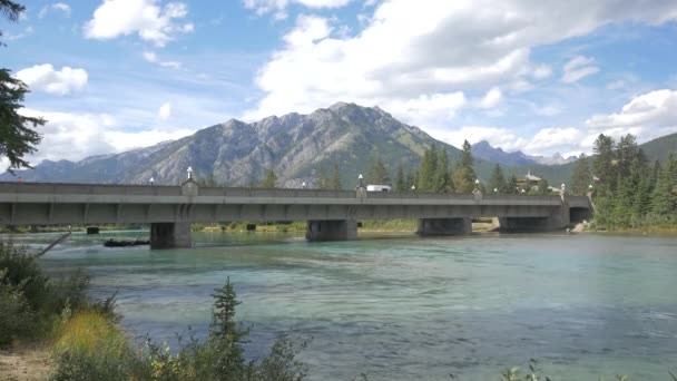 Puente Peatonal Proa Montañas Canadá — Vídeo de stock