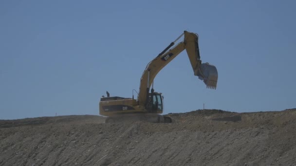 Excavadora Conduciendo Sitio Construcción — Vídeos de Stock