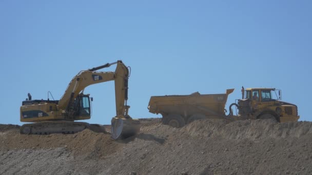 Graafmachine Laden Van Een Dump Truck — Stockvideo