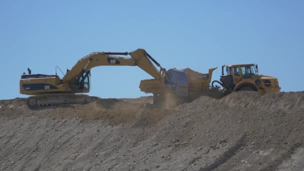 Graafmachine Laden Van Een Dump Truck — Stockvideo