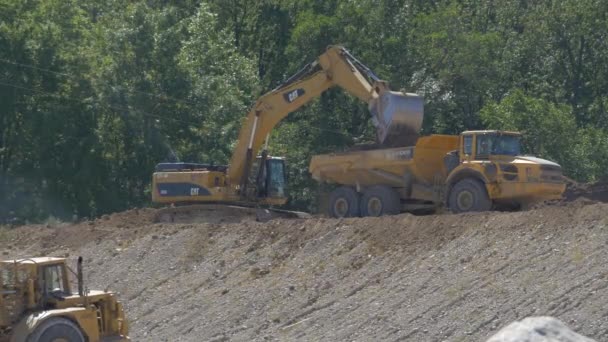 Excavadora Cargando Camión Volquete — Vídeo de stock