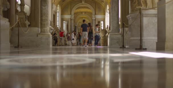 Turisti Nelle Sale Della Basilica San Pietro — Video Stock