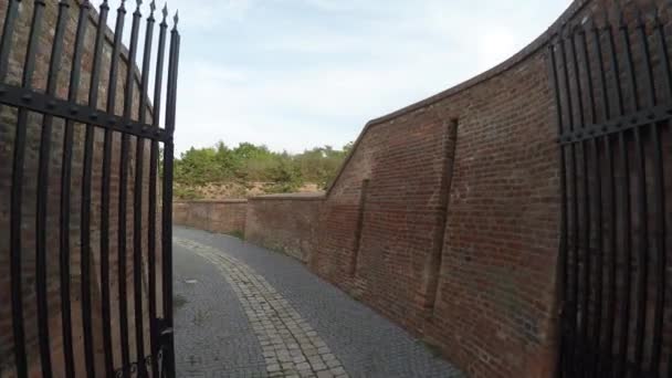 Luftaufnahme Der Mauern Der Zitadelle Von Alba Iulia — Stockvideo