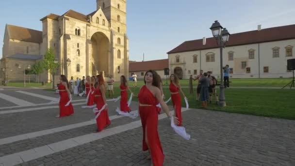 ローマのドレスの女性 — ストック動画