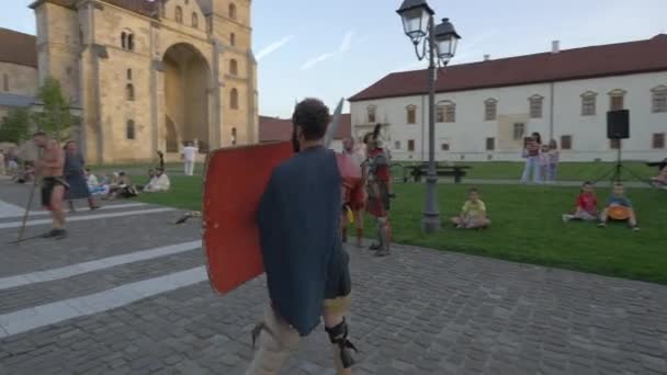 Gladiadores Lutam Cena Rua — Vídeo de Stock