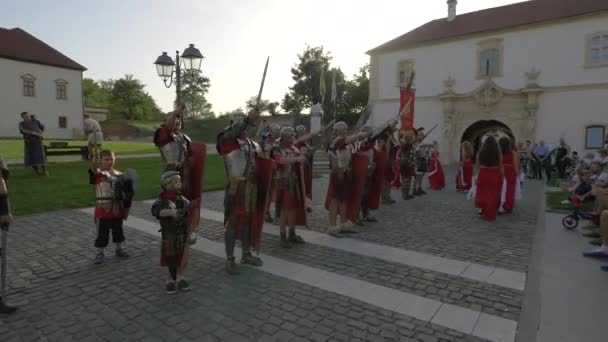 Romeinse Soldaten Geven Het Groet — Stockvideo