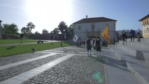 Mannen Middeleeuwse Kostuums Marcheren Naar Een Parade — Stockvideo