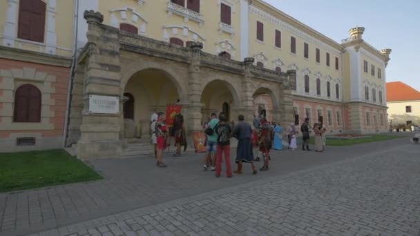 Birlik Müzesi Önünde Kostüm Giymiş Insanlar — Stok video