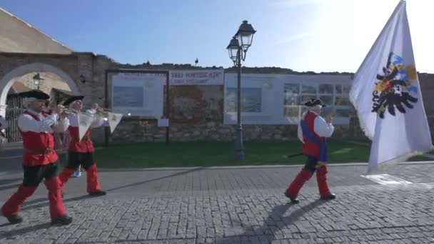 Gente Con Trajes Rojos Marchando — Vídeo de stock