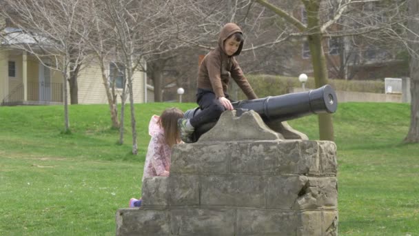 Children Sitting Baby Cannon Monument — Stock Video