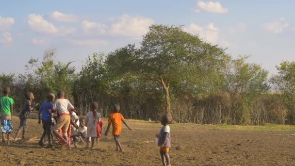 Masai Niños Jugando Divirtiéndose — Vídeo de stock