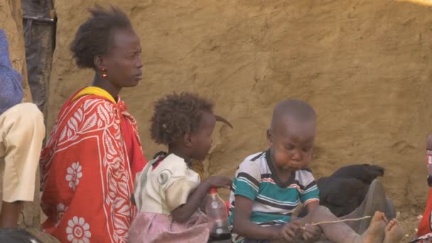 Mujer Masai Dos Hijos — Vídeo de stock