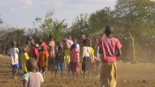 Bambini Maasai Che Giocano Nella Polvere — Video Stock