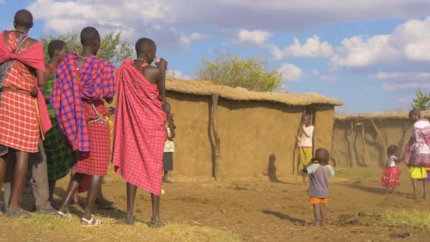 Volwassenen Kinderen Een Maasai Dorp — Stockvideo