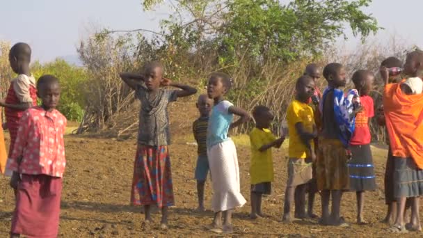 Niños Masai Sosteniendo Botellas Jugo — Vídeo de stock