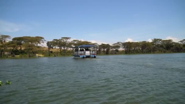 Båt Med Människor Flyter Sjön Naivasha — Stockvideo