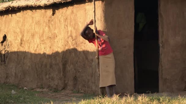 Maasai女孩站在一所房子旁边 — 图库视频影像