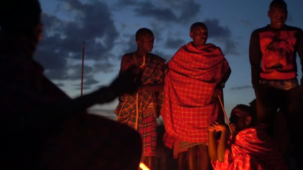 Hombres Masai Hablando Por Noche — Vídeos de Stock