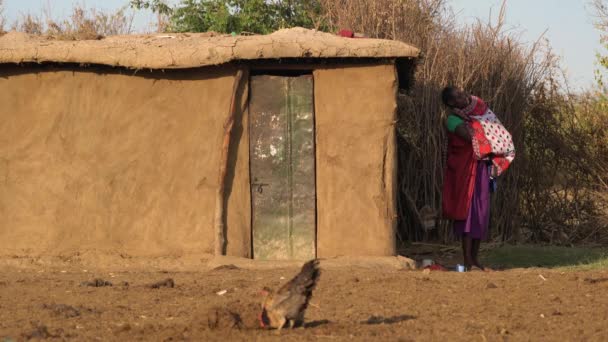 Çocuklu Bir Maasai Kadın Bir Eve Giriyor — Stok video