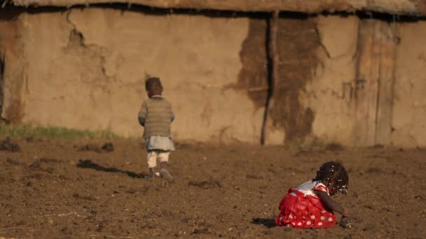 Masai Meninas Jogando Perto Cabana — Vídeo de Stock