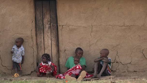 Παιδιά Maasai Στέκεται Δίπλα Έναν Τοίχο — Αρχείο Βίντεο