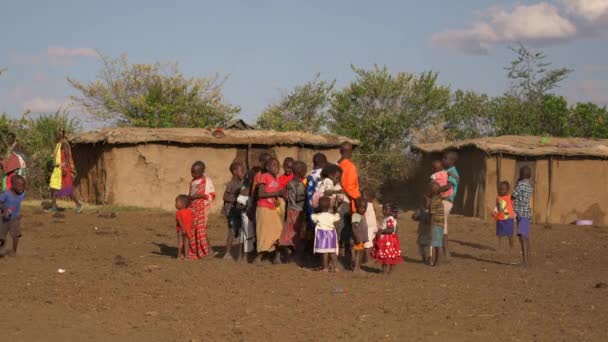 Maasai Kinderen Dansen Traditionele Kleding — Stockvideo