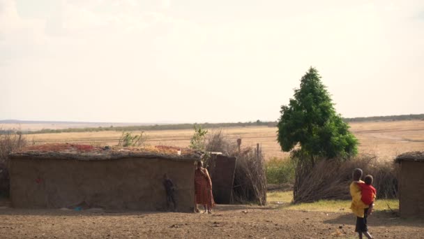 Masai Familie Nær Hus – stockvideo