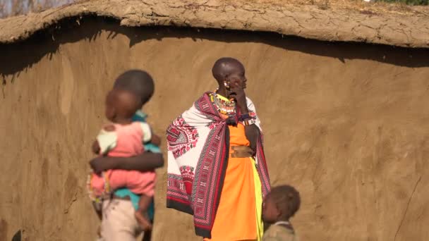 Masai Mujer Con Ropa Tradicional — Vídeo de stock