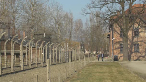 Auschwitz Steeg Met Elektrische Omheining — Stockvideo
