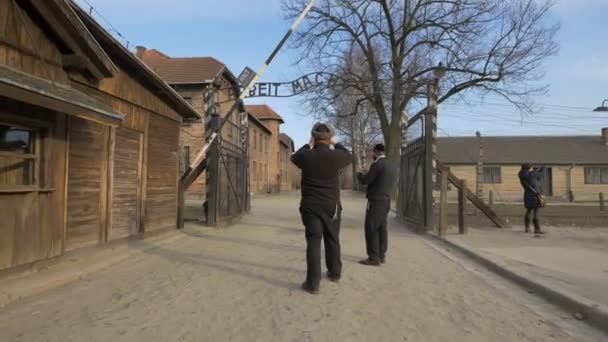 Judio Posando Bajo Arbeit Macht Frei Puerta — Vídeo de stock