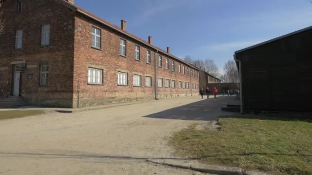 Visitando Lugares Conmemorativos Auschwitz — Vídeos de Stock