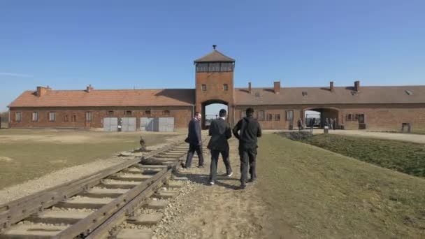 Joodse Mannen Bezoek Auschwitz — Stockvideo
