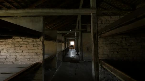 奥斯威辛集中营内的破床 — 图库视频影像
