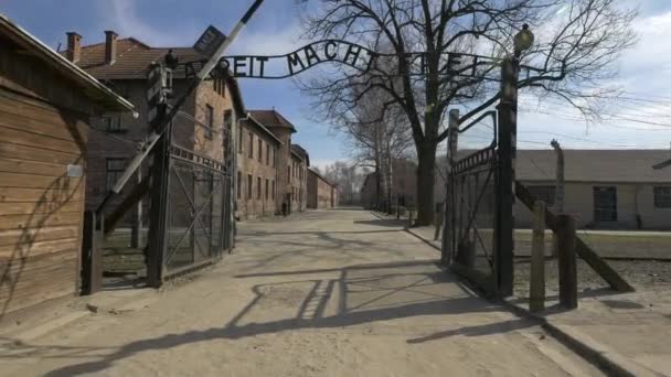 Puerta Arbeit Macht Frei Los Edificios — Vídeos de Stock