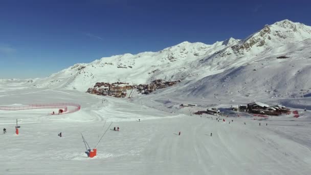 Vista Aérea Gente Esquiando Una Estación Esquí — Vídeo de stock
