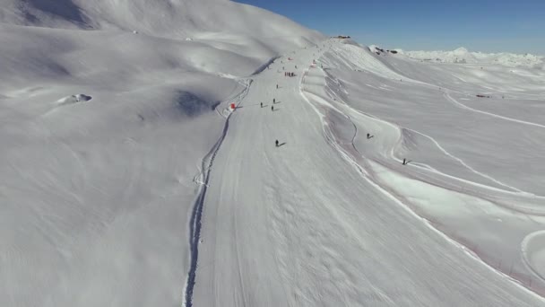 Vista Aérea Personas Esquiando Montando Una Pendiente — Vídeo de stock