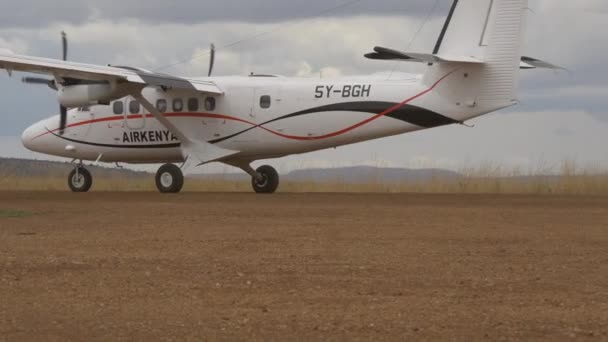 Ein Landendes Flugzeug Auf Feld — Stockvideo