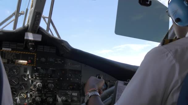 パイロットと話をする副操縦士 — ストック動画