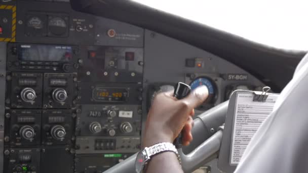 飞行员在飞行过程中的双手 — 图库视频影像