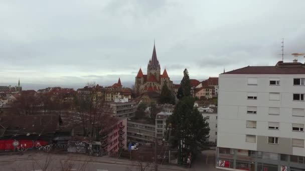 Antenn Byggnader Nära Lausanne Cathedral — Stockvideo